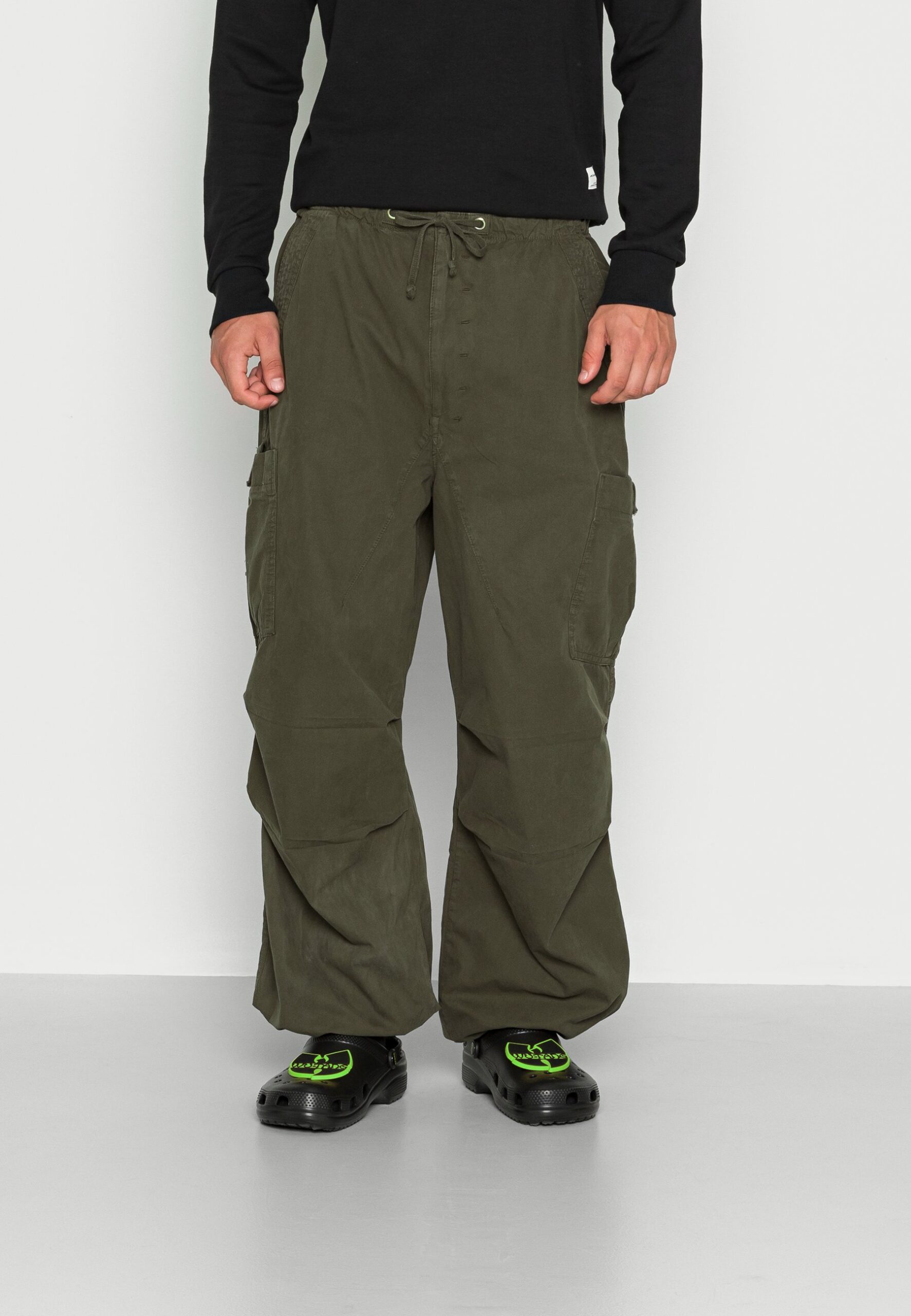 pantalones-parachute-221ovd-1.jpg